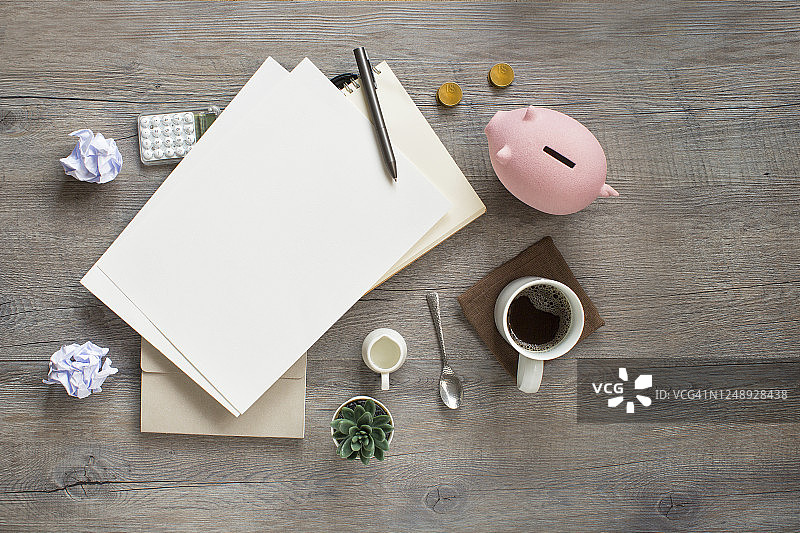 金融规划工作台面静物扁平风格图片素材