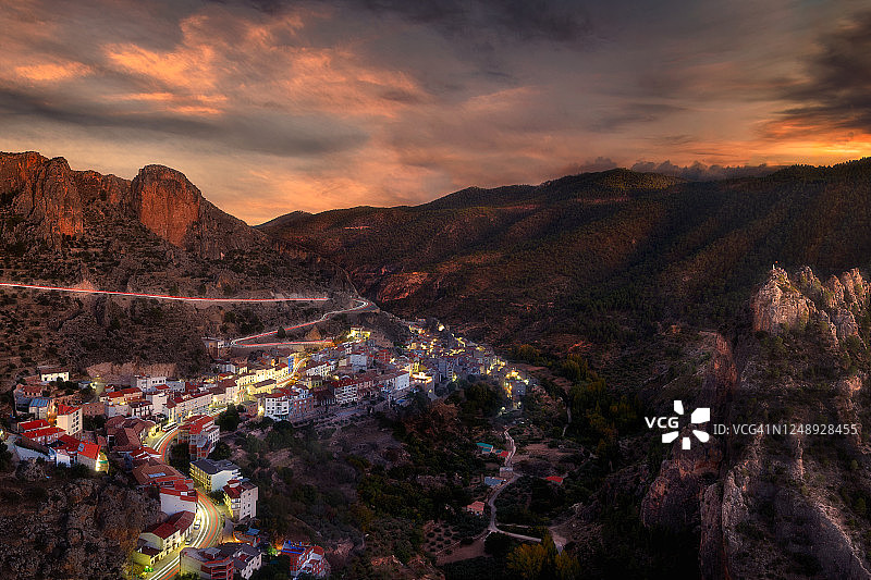 当太阳在阿伊纳落下时，被称为拉曼查的瑞士—阿伊纳（西班牙阿尔瓦塞特）图片素材