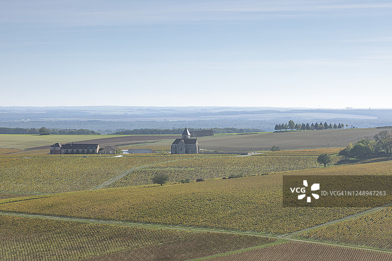 普雷伊附近的葡萄园中的小教堂图片素材