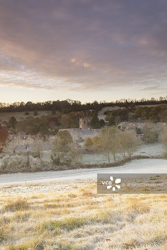诺顿村庄的圣安德鲁教堂图片素材