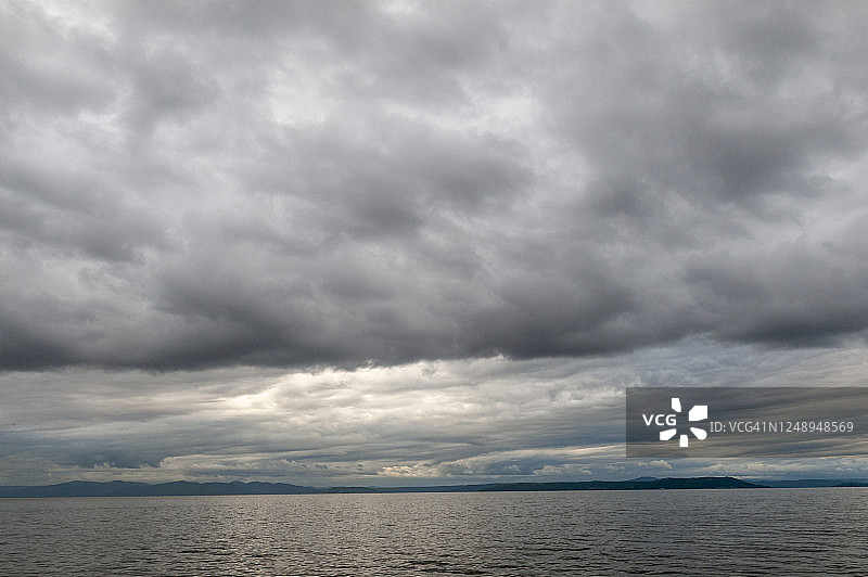天空中的深色厚重云层图片素材