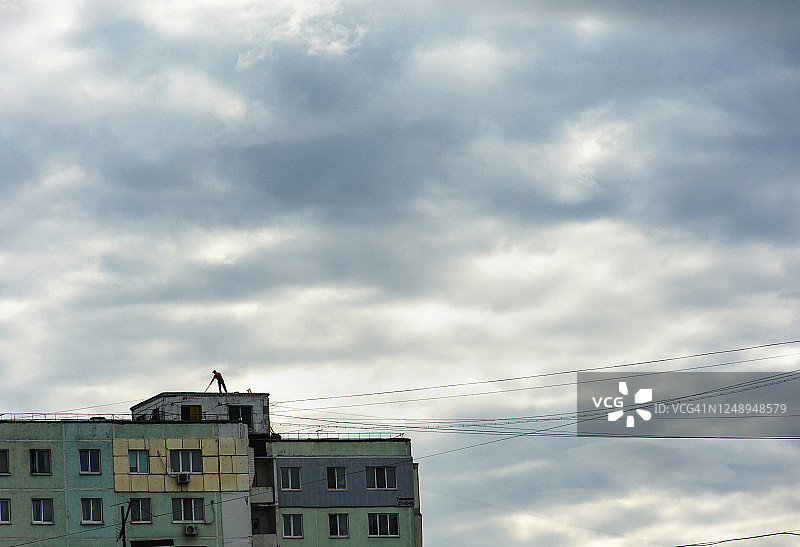 建筑物顶部的男人图片素材