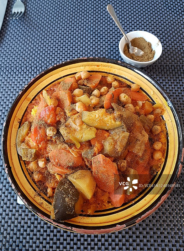 犹太纯素塔吉锅，一道北非的阿马齐格菜肴，配以孜然（竖版）图片素材