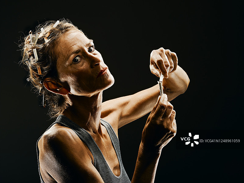 女人试图戒烟图片素材