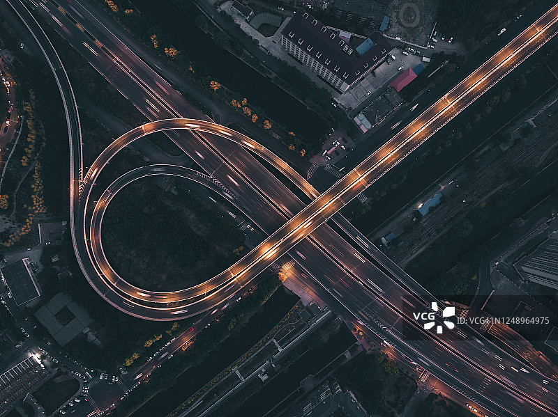 高峰时段的交通和道路交叉口的航拍景观图片素材