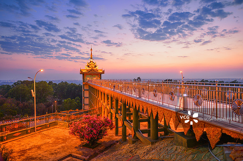 缅甸仰光波特涛宝塔，游客和当地人在市中心金色佛塔周围散步，著名的旅游目的地图片素材