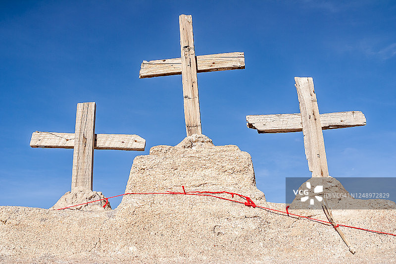 坟墓上的木制十字架图片素材
