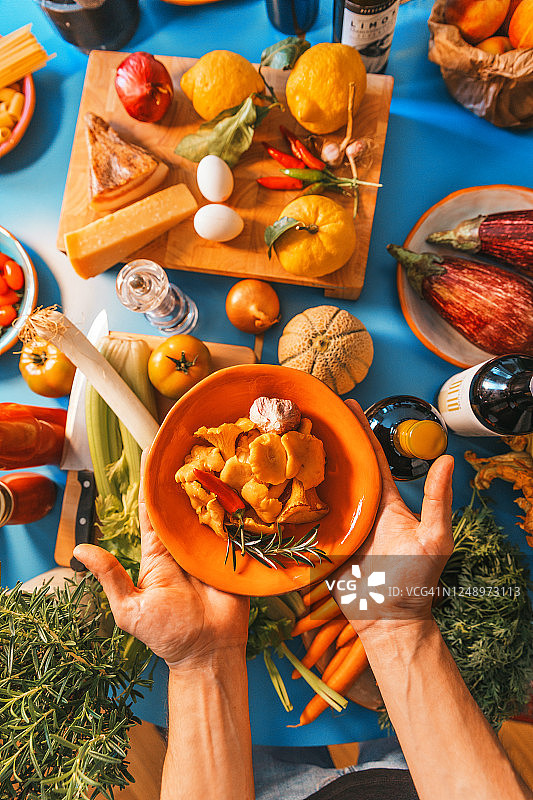 手持蘑菇菜肴的个人视角图片素材