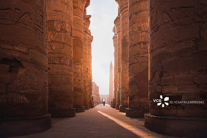 日出时埃及卢克索卡纳克神庙的古代走廊和柱子图片素材