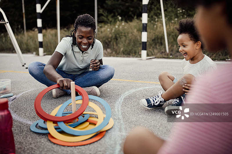 和孩子们玩套环游戏的母亲图片素材