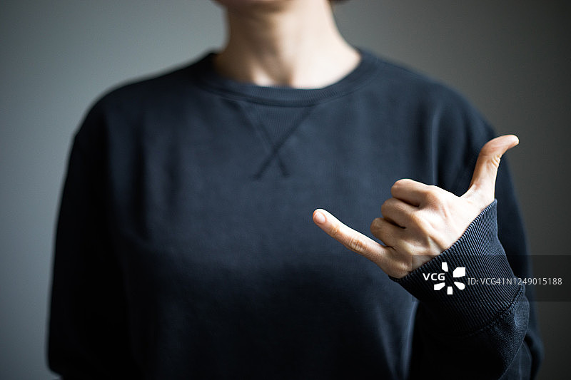 女人用手展示沙卡手势图片素材