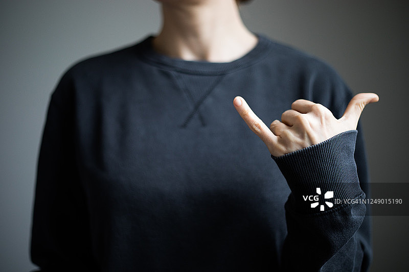 女人用手展示沙卡手势图片素材