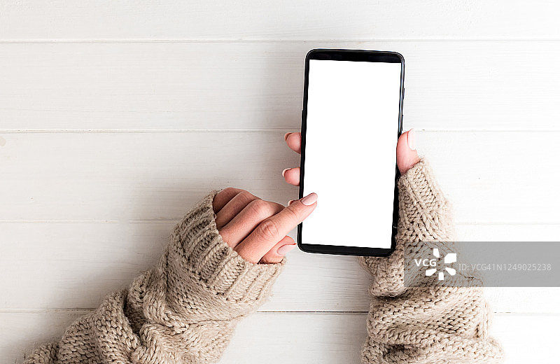 毛衣女孩使用智能手机图片素材