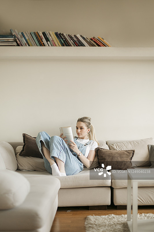 年轻金发女子在家学习图片素材