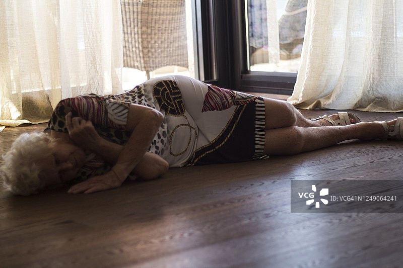 老年妇女跌倒在地图片素材