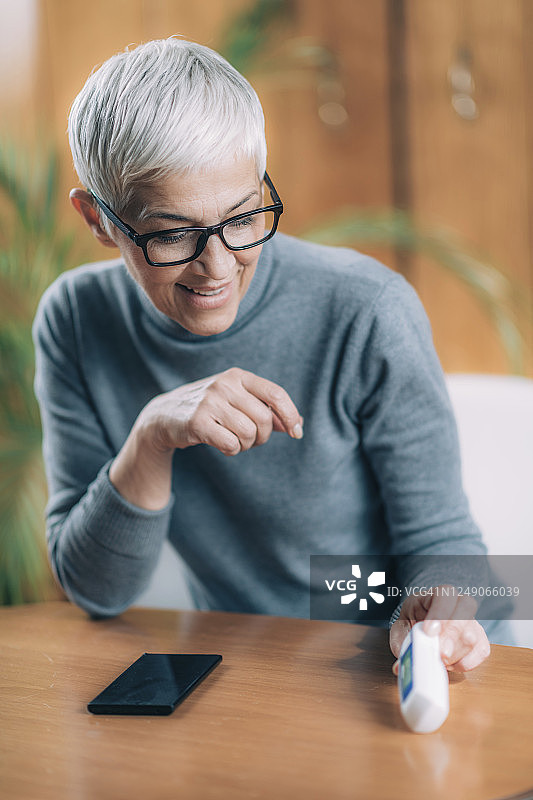 年长妇女测量体温图片素材