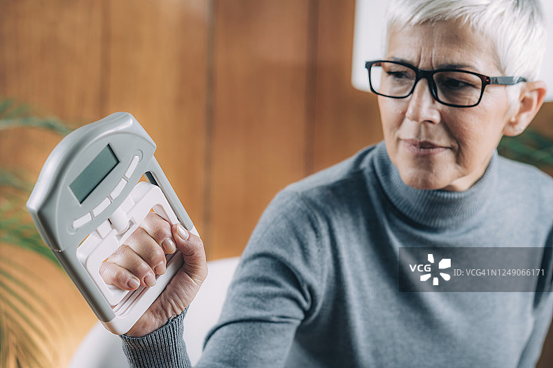 手持握力计测试握力图片素材