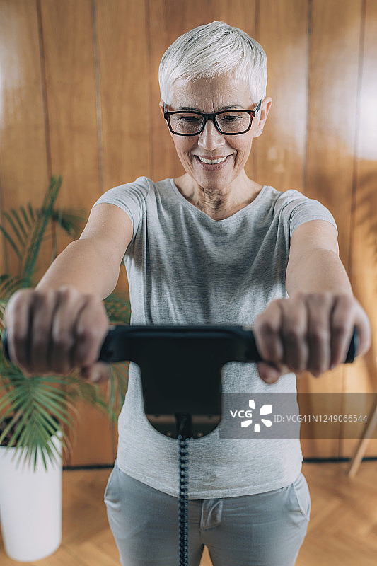 用电子秤测量身体成分的老年妇女图片素材