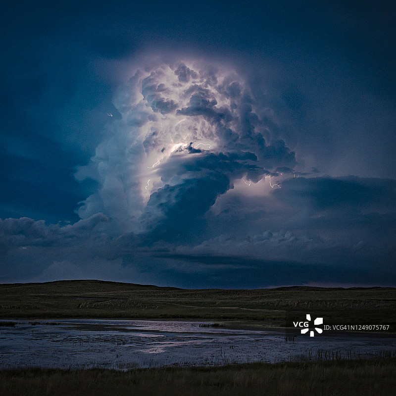大平原上的闪电图片素材