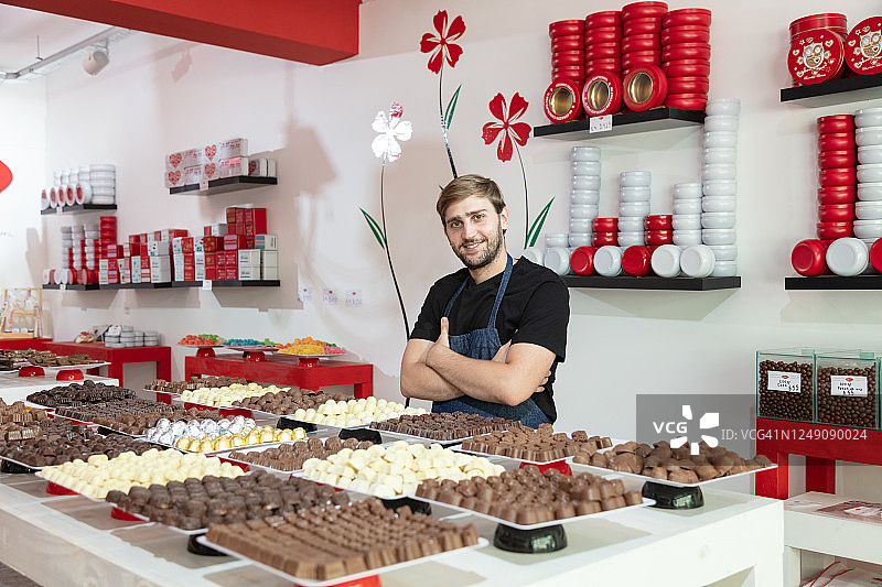 在巧克力店使用平板电脑的创业者图片素材