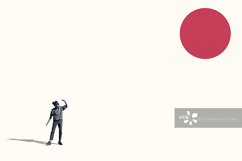 年轻女人遮挡红圈发出的光芒图片素材