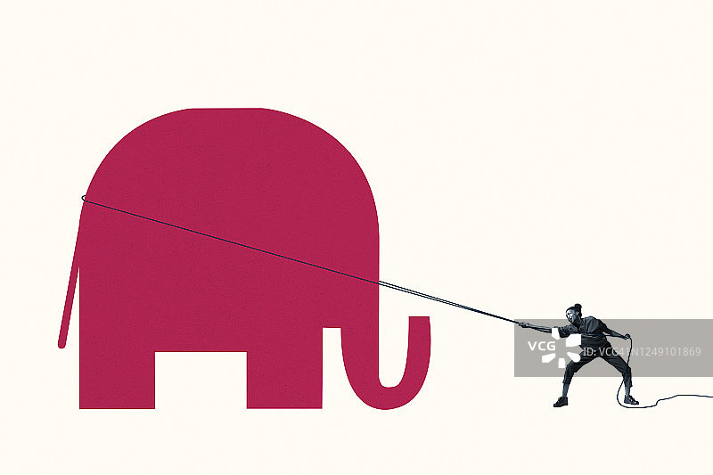 女人费力地用绳子拉着红色大象图片素材