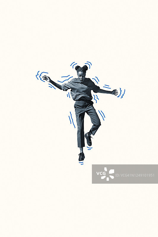 害怕的年轻女子在蓝色轮廓中坠落图片素材