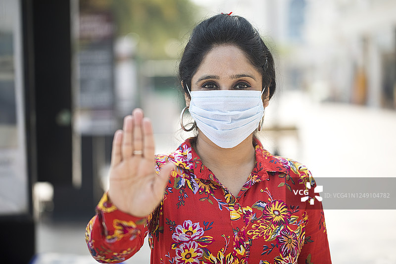 戴口罩做停止手势的女人图片素材