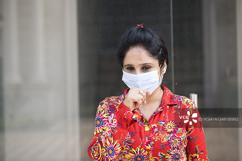 女人戴着口罩咳嗽图片素材