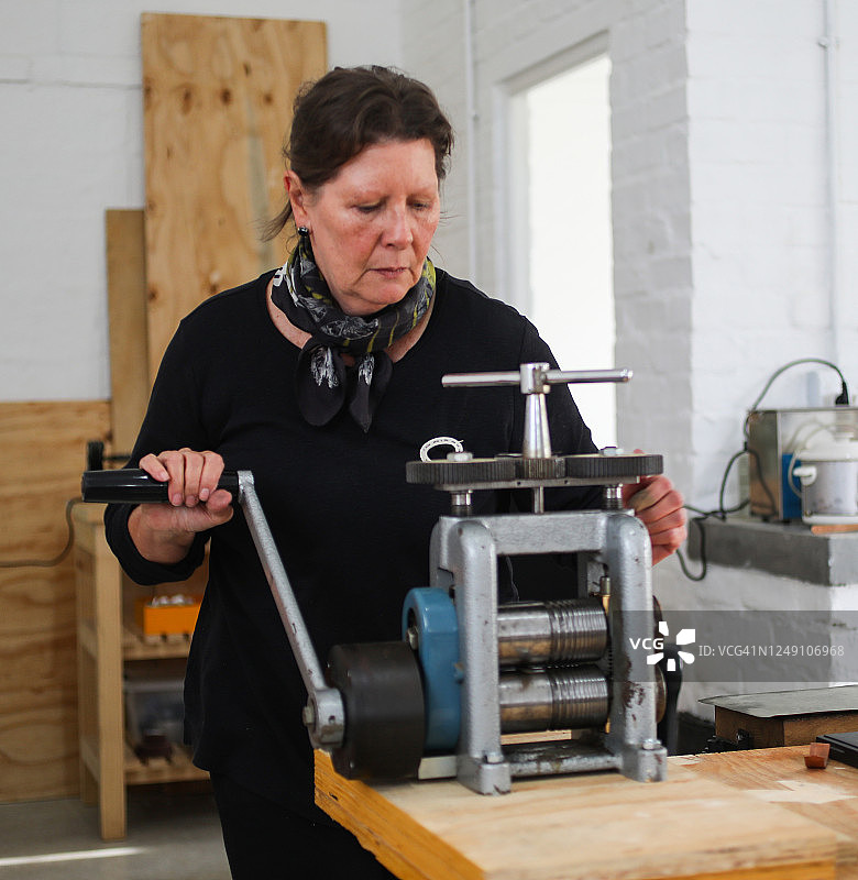 女珠宝商在她的工作室工作图片素材