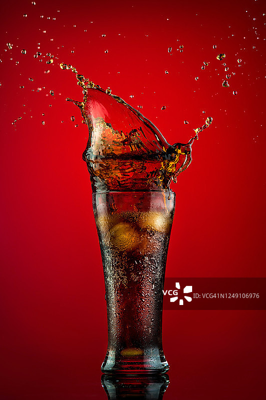 从玻璃杯中溅出的可乐图片素材