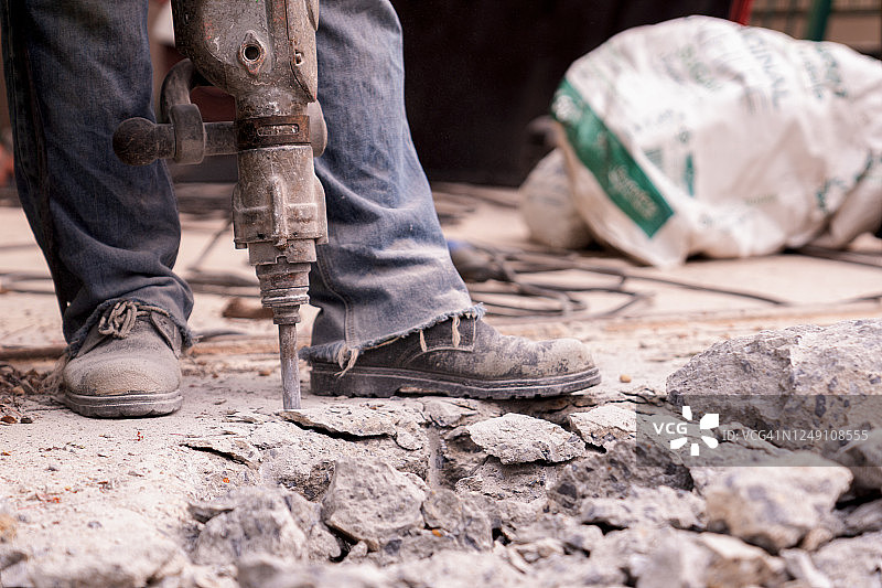 工人操作风镐图片素材