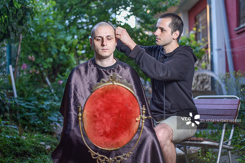 在后院的家庭理发图片素材