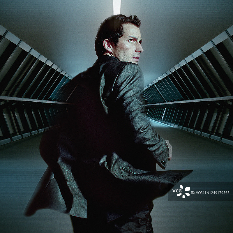 在未来隧道中奔跑的男人（后视图）图片素材