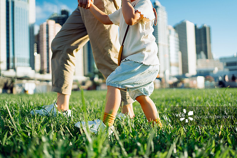 亚洲母女在城市公园里散步图片素材