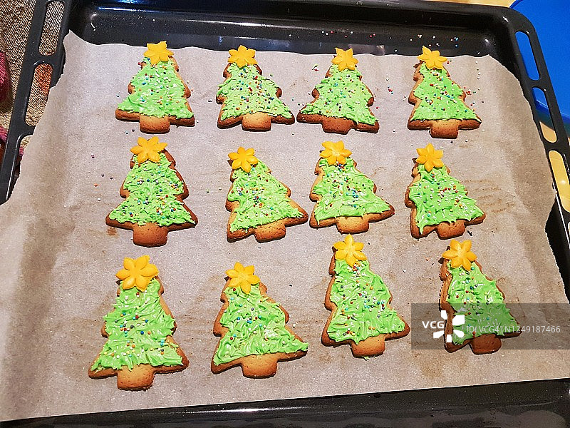 烤箱里制作的彩色自制圣诞饼干图片素材