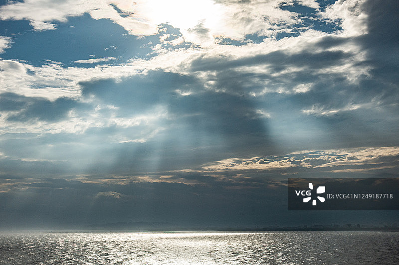 日本神奈川县海滩上的夕阳图片素材