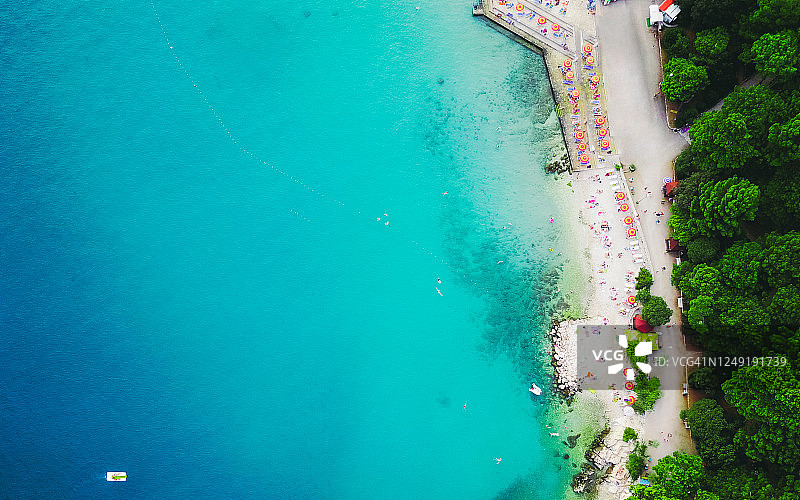 克罗地亚海岸碧绿海滩老城全景航拍图片素材