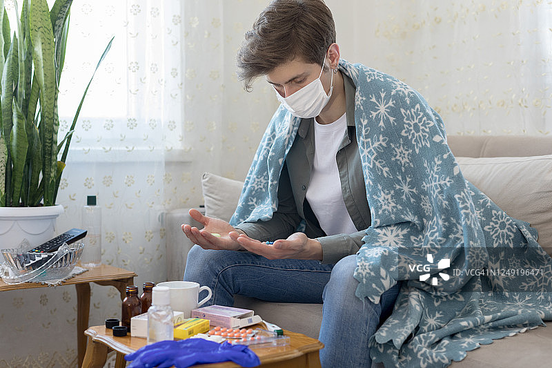 年轻男子在家中因新冠生病图片素材