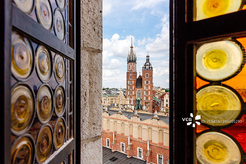 波兰克拉科夫天际线：透过窗户看圣玛丽教堂图片素材