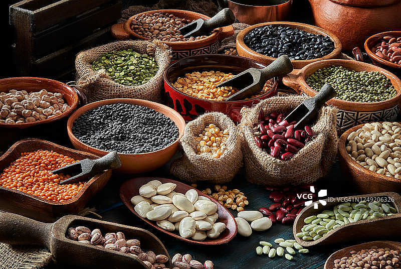 质朴木桌上的豆类图片素材