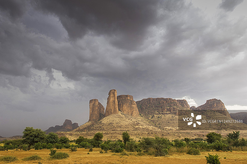 非洲马里杜安扎市周围的岩石山脉图片素材