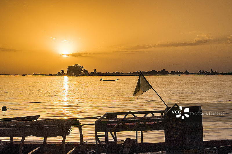 在马里莫普提，渔夫们在尼日尔河沿岸停靠着他们的船只图片素材