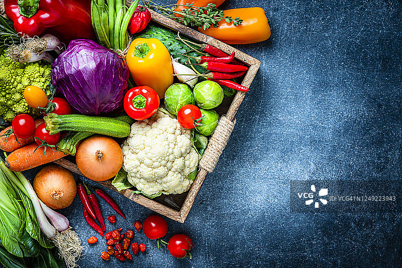 板条箱里的新鲜健康蔬菜俯视图图片素材