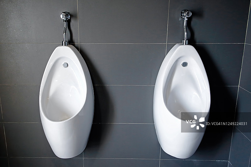 公共卫生间白色小便池清洁块特写图片素材