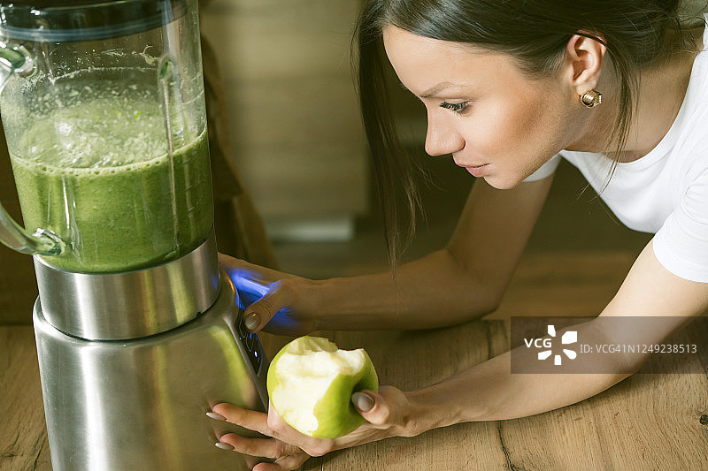 女人准备冰沙图片素材
