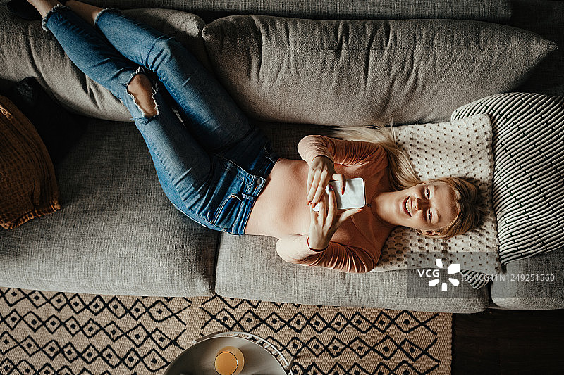 在家与朋友和家人聊天的北欧千禧一代图片素材
