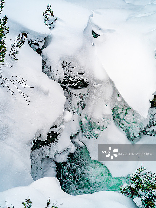 加拿大魁北克省希克-乔克斯国家公园冬季冰冻瀑布图片素材