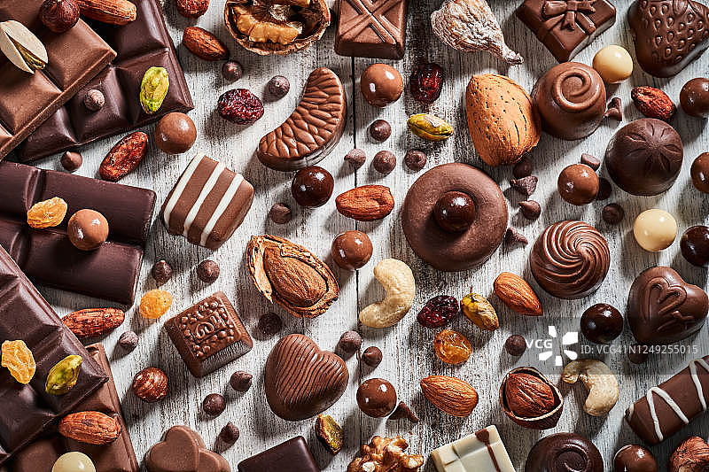 巧克力棒、松露巧克力、坚果和可可豆拼盘图片素材
