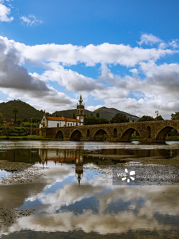 葡萄牙蓬特-迪利马的罗马桥和圣安东尼奥-达托雷韦利亚教堂在利马河中的倒影图片素材